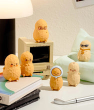 Load image into Gallery viewer, Smoko - Peanut Familia - Blind Box Figure

